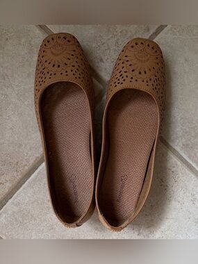BareTraps Women's Tan Laser-Cut Slip-On Flats